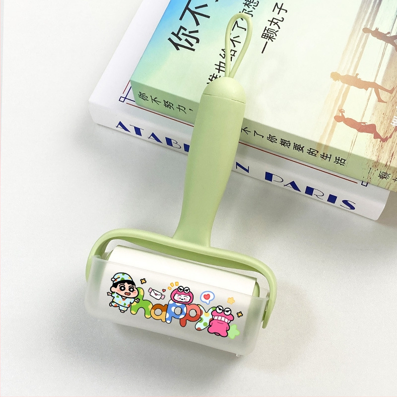 Lint roller na oblečenie s výmeniteľnými papiermi – odstraňuje vlasy a prach; materiály: PP, PET, silikagél, horúci lepidlo; štýl: animovaný; uvedenie: jar 2025