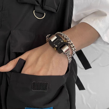 Uniszex fém karkötő zárral, kubai lánc, elektroplattálás, hip-hop stílus, geometriai dizájn (anyag: titánacél; feldolgozás: elektroplattálás; tömeg: 73,5 g)