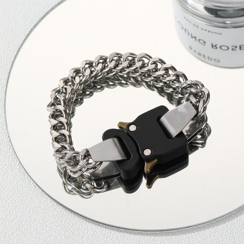 Uniszex fém karkötő zárral, kubai lánc, elektroplattálás, hip-hop stílus, geometriai dizájn (anyag: titánacél; feldolgozás: elektroplattálás; tömeg: 73,5 g)