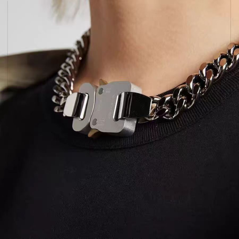 Uniszex fém karkötő zárral, kubai lánc, elektroplattálás, hip-hop stílus, geometriai dizájn (anyag: titánacél; feldolgozás: elektroplattálás; tömeg: 73,5 g)