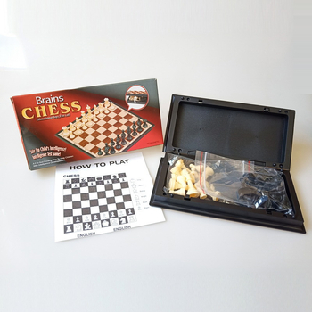 Višestruki magnetski putni šahovski set: šah, Flying Chess, Snake Chess; sklopiva magnetska ploča; materijal: plastika; marka QM; uzrast 4–14 godina