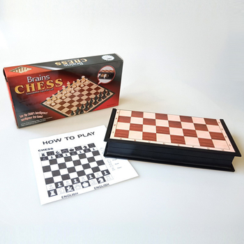 Višestruki magnetski putni šahovski set: šah, Flying Chess, Snake Chess; sklopiva magnetska ploča; materijal: plastika; marka QM; uzrast 4–14 godina