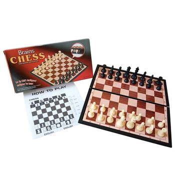 Višestruki magnetski putni šahovski set: šah, Flying Chess, Snake Chess; sklopiva magnetska ploča; materijal: plastika; marka QM; uzrast 4–14 godina