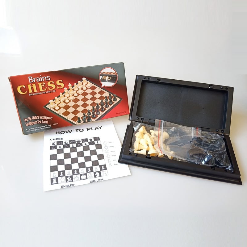 Višestruki magnetski putni šahovski set: šah, Flying Chess, Snake Chess; sklopiva magnetska ploča; materijal: plastika; marka QM; uzrast 4–14 godina