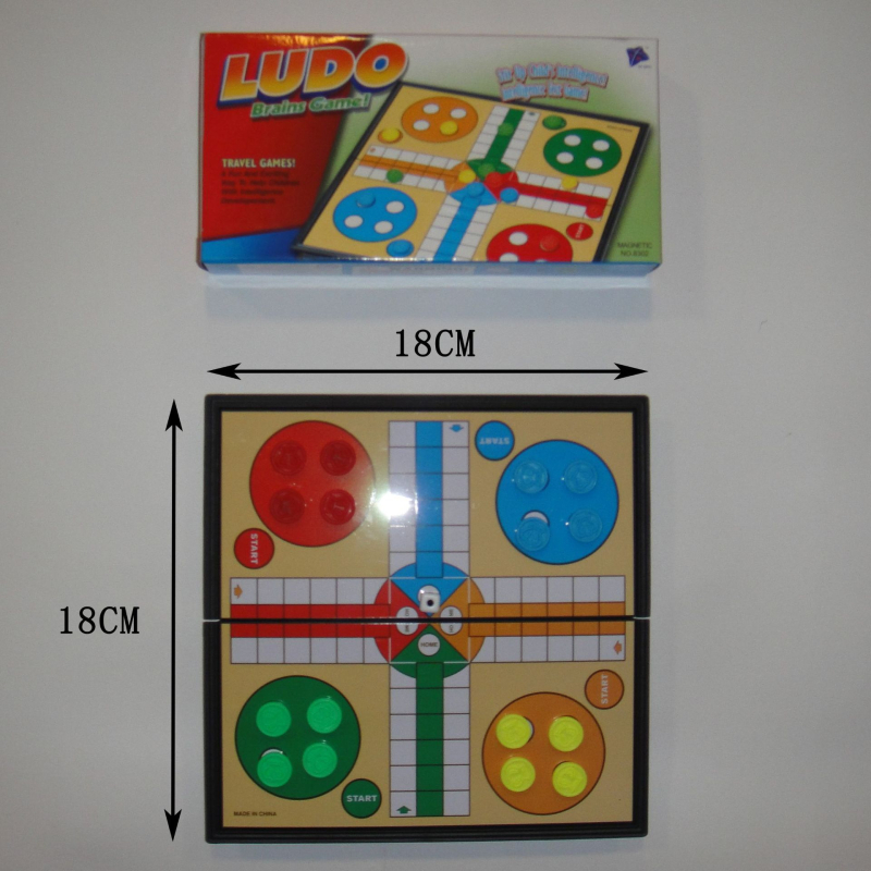 Višestruki magnetski putni šahovski set: šah, Flying Chess, Snake Chess; sklopiva magnetska ploča; materijal: plastika; marka QM; uzrast 4–14 godina