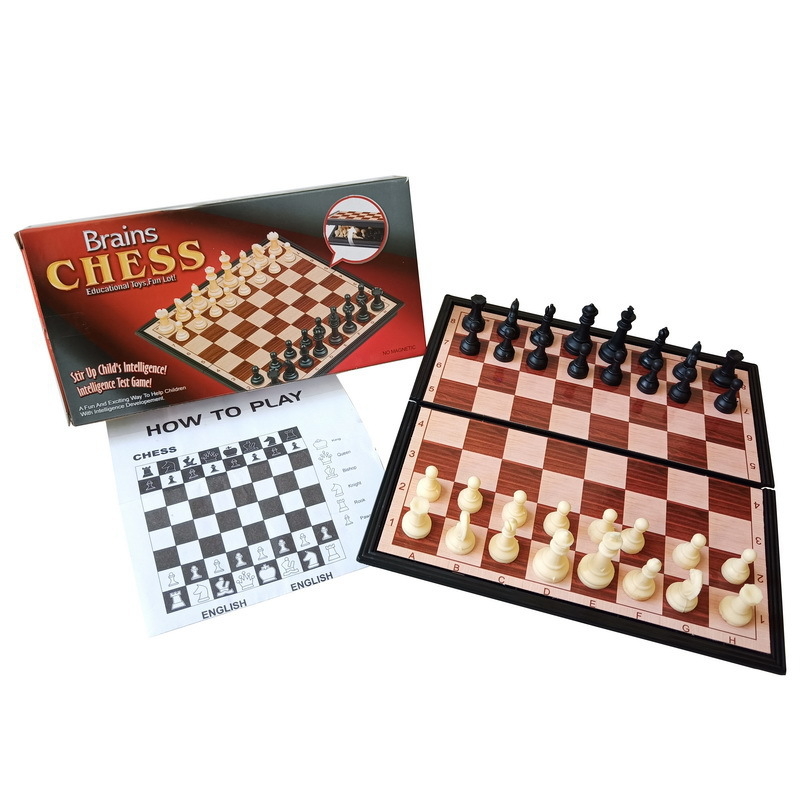 Višestruki magnetski putni šahovski set: šah, Flying Chess, Snake Chess; sklopiva magnetska ploča; materijal: plastika; marka QM; uzrast 4–14 godina