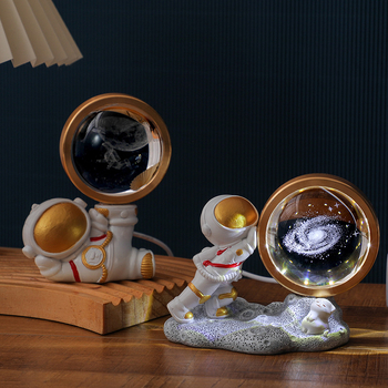 Űrhajós 3D faragott kristálygömb éjjeli fény - USB-s táplálású asztali dekor hálószobába