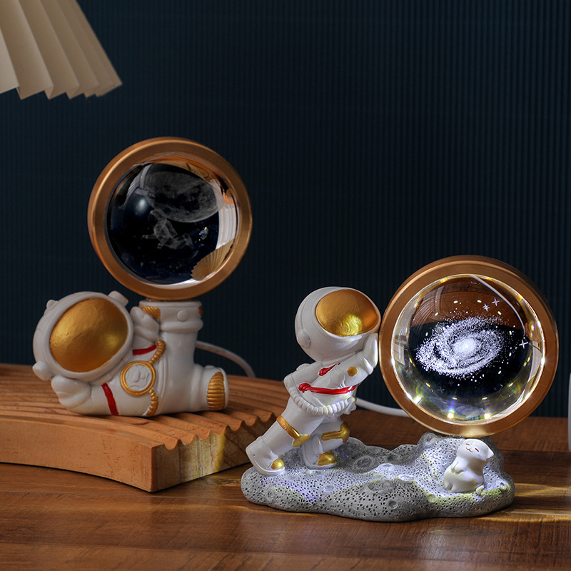 Űrhajós 3D faragott kristálygömb éjjeli fény - USB-s táplálású asztali dekor hálószobába