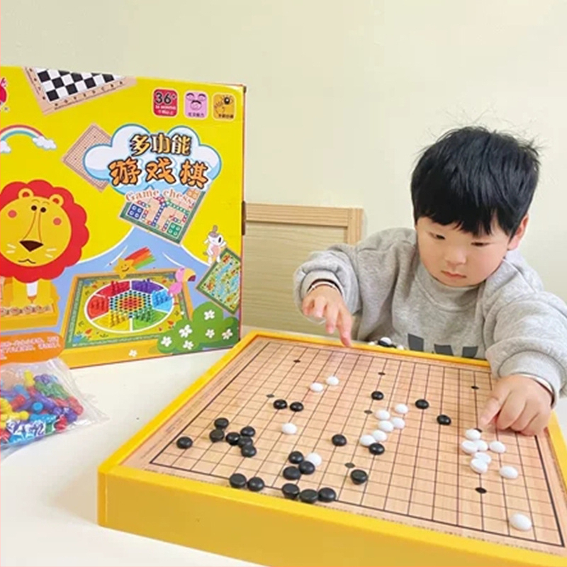 Višenamjenski drveni društveni sklop s osam igara u jednom: Gobang, Flying Chess, Xiangqi, Checkers i Jungle Animal Chess – Wooden Master; pogodno za djecu do 14 godina.