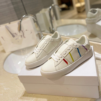 Unisex δερμάτινα αθλητικά παπούτσια με μεταλλικά στοιχεία (στρογυλή μύτη, επάνω μέρος από δέρμα αγελάδας, γούνινη επένδυση από πρόβατο, σόλα από καουτσούκ, χαμηλή φτέρνα 1–3 cm)