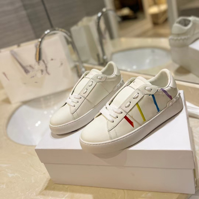 Unisex δερμάτινα αθλητικά παπούτσια με μεταλλικά στοιχεία (στρογυλή μύτη, επάνω μέρος από δέρμα αγελάδας, γούνινη επένδυση από πρόβατο, σόλα από καουτσούκ, χαμηλή φτέρνα 1–3 cm)