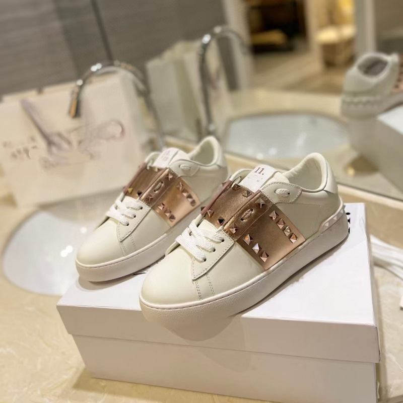 Unisex δερμάτινα αθλητικά παπούτσια με μεταλλικά στοιχεία (στρογυλή μύτη, επάνω μέρος από δέρμα αγελάδας, γούνινη επένδυση από πρόβατο, σόλα από καουτσούκ, χαμηλή φτέρνα 1–3 cm)