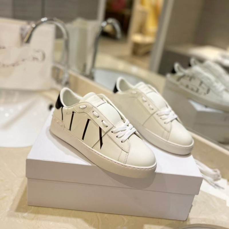 Unisex δερμάτινα αθλητικά παπούτσια με μεταλλικά στοιχεία (στρογυλή μύτη, επάνω μέρος από δέρμα αγελάδας, γούνινη επένδυση από πρόβατο, σόλα από καουτσούκ, χαμηλή φτέρνα 1–3 cm)