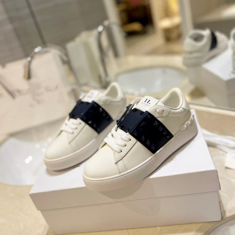 Unisex δερμάτινα αθλητικά παπούτσια με μεταλλικά στοιχεία (στρογυλή μύτη, επάνω μέρος από δέρμα αγελάδας, γούνινη επένδυση από πρόβατο, σόλα από καουτσούκ, χαμηλή φτέρνα 1–3 cm)