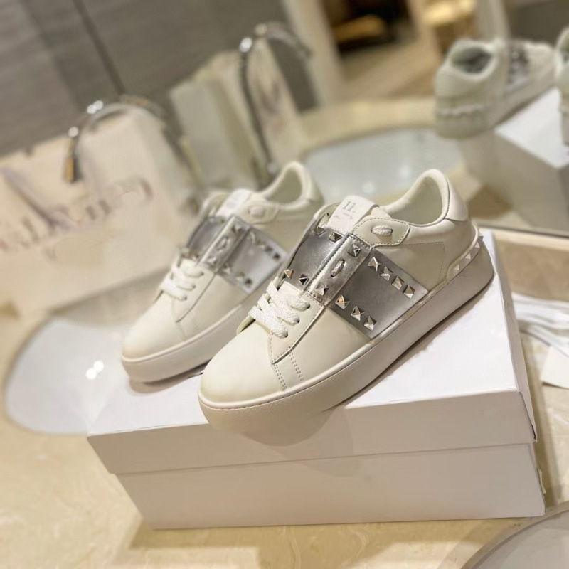 Unisex δερμάτινα αθλητικά παπούτσια με μεταλλικά στοιχεία (στρογυλή μύτη, επάνω μέρος από δέρμα αγελάδας, γούνινη επένδυση από πρόβατο, σόλα από καουτσούκ, χαμηλή φτέρνα 1–3 cm)