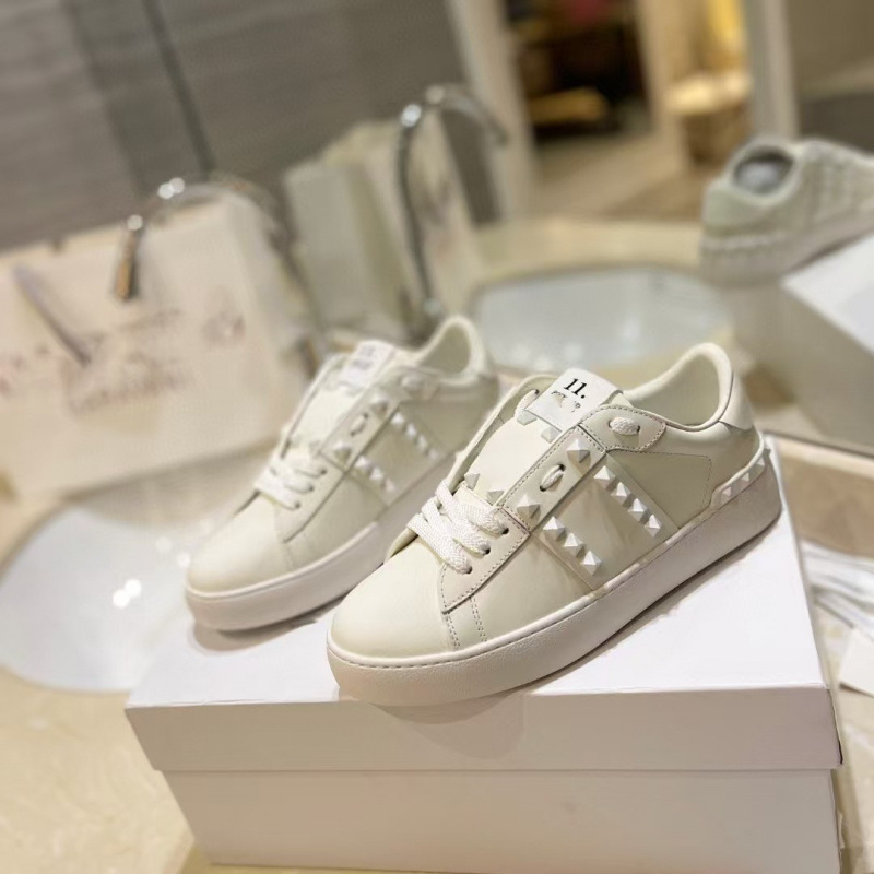 Unisex δερμάτινα αθλητικά παπούτσια με μεταλλικά στοιχεία (στρογυλή μύτη, επάνω μέρος από δέρμα αγελάδας, γούνινη επένδυση από πρόβατο, σόλα από καουτσούκ, χαμηλή φτέρνα 1–3 cm)