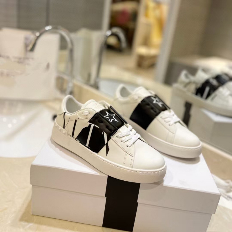 Unisex δερμάτινα αθλητικά παπούτσια με μεταλλικά στοιχεία (στρογυλή μύτη, επάνω μέρος από δέρμα αγελάδας, γούνινη επένδυση από πρόβατο, σόλα από καουτσούκ, χαμηλή φτέρνα 1–3 cm)