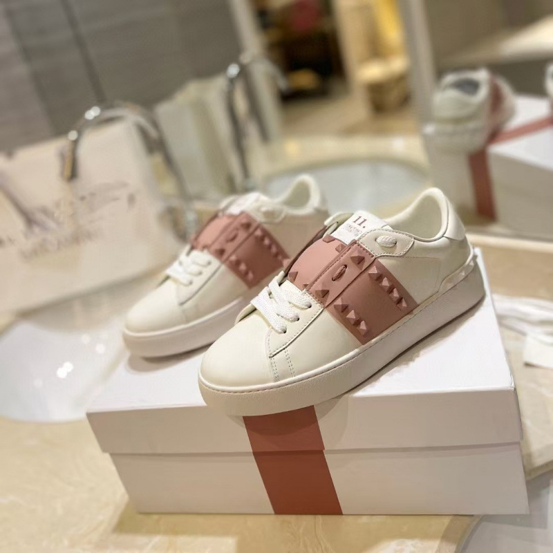 Unisex δερμάτινα αθλητικά παπούτσια με μεταλλικά στοιχεία (στρογυλή μύτη, επάνω μέρος από δέρμα αγελάδας, γούνινη επένδυση από πρόβατο, σόλα από καουτσούκ, χαμηλή φτέρνα 1–3 cm)