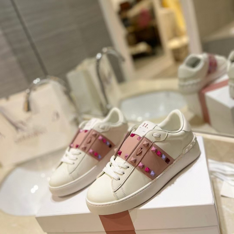 Unisex δερμάτινα αθλητικά παπούτσια με μεταλλικά στοιχεία (στρογυλή μύτη, επάνω μέρος από δέρμα αγελάδας, γούνινη επένδυση από πρόβατο, σόλα από καουτσούκ, χαμηλή φτέρνα 1–3 cm)