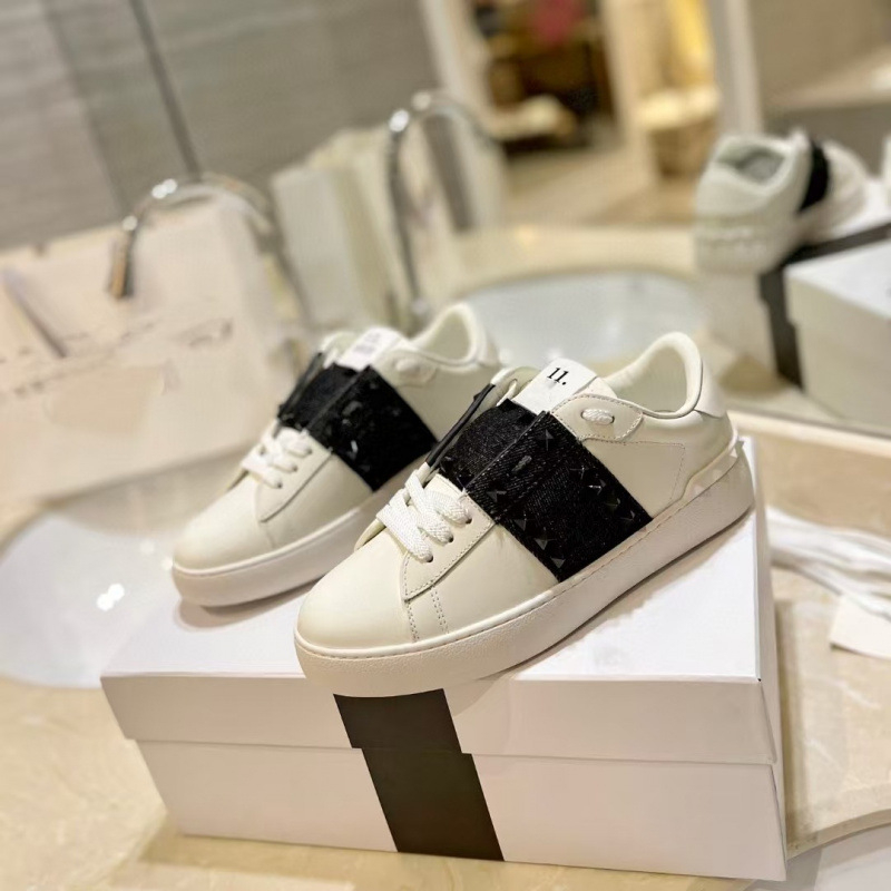 Unisex δερμάτινα αθλητικά παπούτσια με μεταλλικά στοιχεία (στρογυλή μύτη, επάνω μέρος από δέρμα αγελάδας, γούνινη επένδυση από πρόβατο, σόλα από καουτσούκ, χαμηλή φτέρνα 1–3 cm)