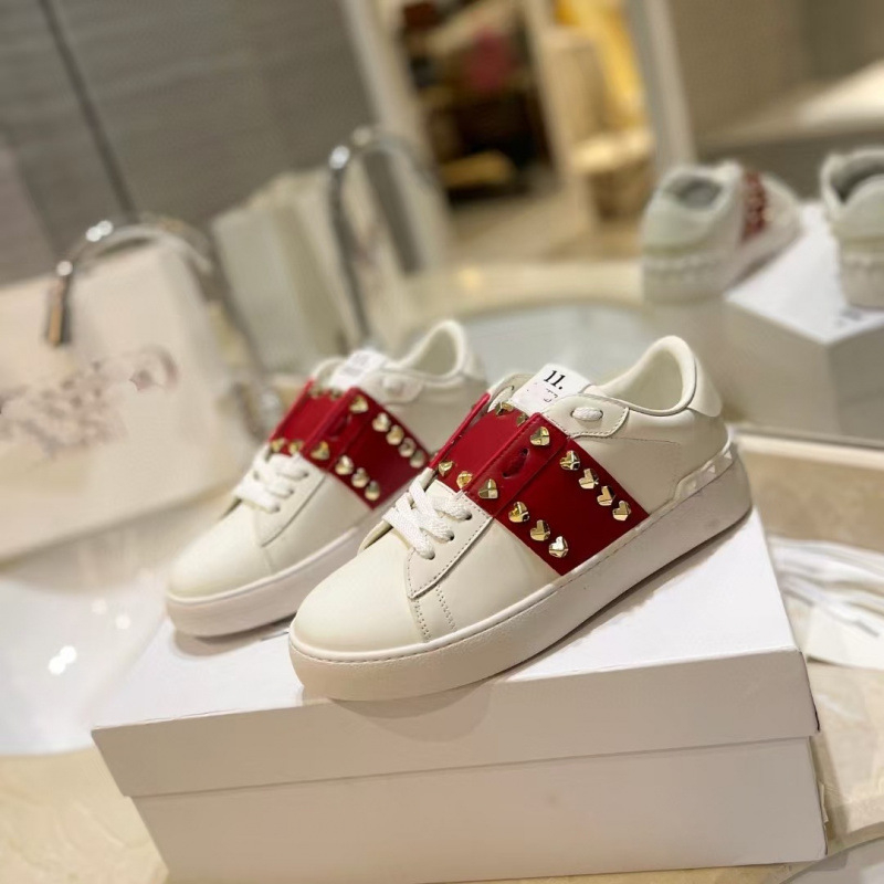 Unisex δερμάτινα αθλητικά παπούτσια με μεταλλικά στοιχεία (στρογυλή μύτη, επάνω μέρος από δέρμα αγελάδας, γούνινη επένδυση από πρόβατο, σόλα από καουτσούκ, χαμηλή φτέρνα 1–3 cm)