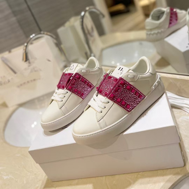 Unisex δερμάτινα αθλητικά παπούτσια με μεταλλικά στοιχεία (στρογυλή μύτη, επάνω μέρος από δέρμα αγελάδας, γούνινη επένδυση από πρόβατο, σόλα από καουτσούκ, χαμηλή φτέρνα 1–3 cm)