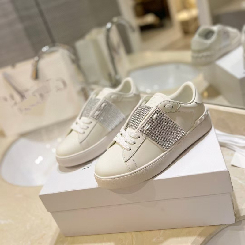 Unisex δερμάτινα αθλητικά παπούτσια με μεταλλικά στοιχεία (στρογυλή μύτη, επάνω μέρος από δέρμα αγελάδας, γούνινη επένδυση από πρόβατο, σόλα από καουτσούκ, χαμηλή φτέρνα 1–3 cm)