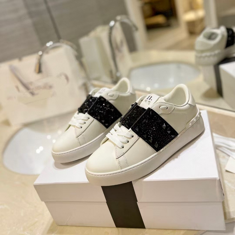 Unisex δερμάτινα αθλητικά παπούτσια με μεταλλικά στοιχεία (στρογυλή μύτη, επάνω μέρος από δέρμα αγελάδας, γούνινη επένδυση από πρόβατο, σόλα από καουτσούκ, χαμηλή φτέρνα 1–3 cm)