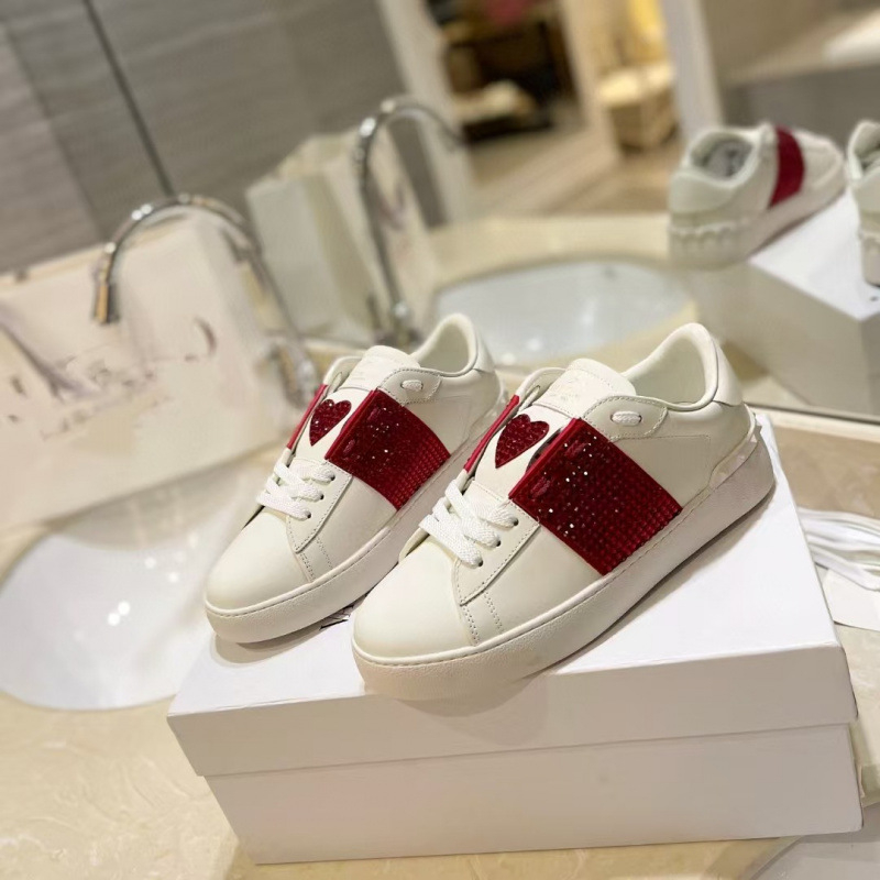 Unisex δερμάτινα αθλητικά παπούτσια με μεταλλικά στοιχεία (στρογυλή μύτη, επάνω μέρος από δέρμα αγελάδας, γούνινη επένδυση από πρόβατο, σόλα από καουτσούκ, χαμηλή φτέρνα 1–3 cm)