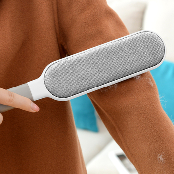 Čistač dlačica za odjeću s elektrostatističkim uklanjanjem prašine i valjkastim strugačem, predstavljen 2023