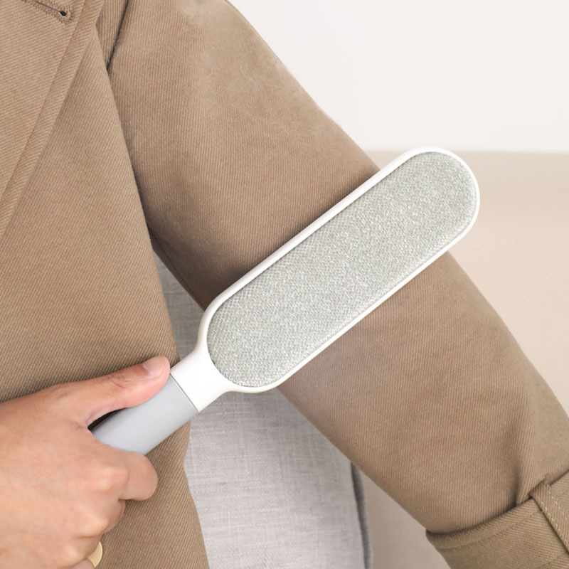 Čistač dlačica za odjeću s elektrostatističkim uklanjanjem prašine i valjkastim strugačem, predstavljen 2023