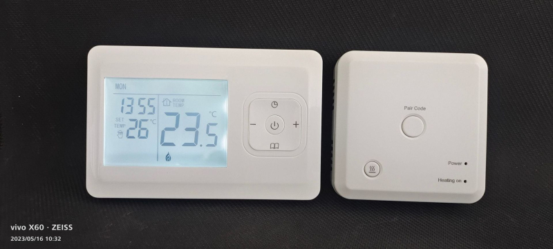 Vízalapú padlófűtéshez falra szerelhető termosztát, belső OKos termosztát, távirányítás, működés: elemek (2x No.7) vagy USB-C 5V, beépített rögzítőpanel