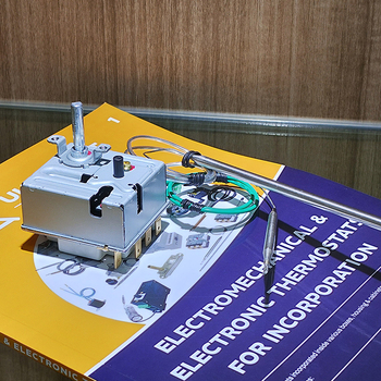 Termostat cu două sonde, 3 poli, 25A, reglare temperatură prin buton, reset manual, suport cu 2 găuri M4, 0-85°C, ±1°C, 400V