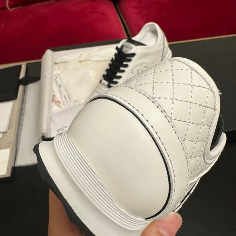 Дамски кожени ежедневни маратонки с горна част от телешка кожа, закръглен нос, нисък ток 1-3 cm, подплата от агнешка кожа, гумена подметка