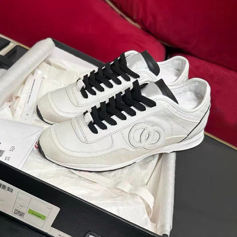 Дамски кожени ежедневни маратонки с горна част от телешка кожа, закръглен нос, нисък ток 1-3 cm, подплата от агнешка кожа, гумена подметка