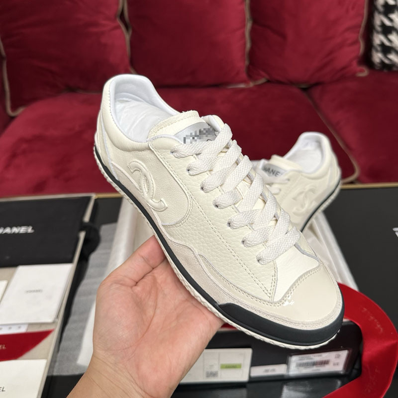 Дамски кожени ежедневни маратонки с горна част от телешка кожа, закръглен нос, нисък ток 1-3 cm, подплата от агнешка кожа, гумена подметка