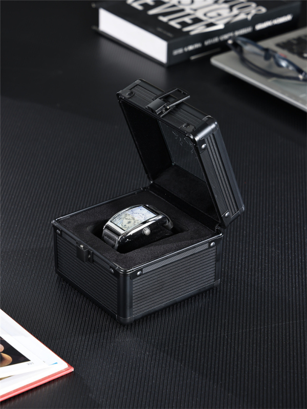Óra kiállító és tároló doboz alumínium ötvözet kerettel, EVA és velúr béléssel, ABS felülettel, üvegfedél, kapacitás: 1 óra