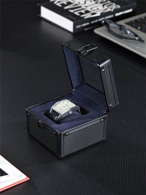 Óra kiállító és tároló doboz alumínium ötvözet kerettel, EVA és velúr béléssel, ABS felülettel, üvegfedél, kapacitás: 1 óra