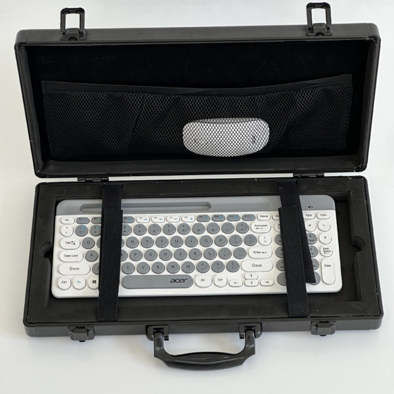 Zárható alumínium ötvözetből készült szállító tok billentyűzetek, drónok és egerek tárolására; hordozható, ütésálló, 8 kg teherbírás.