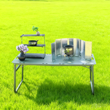 Kültéri hidraulikus összecsukható kempingasztal szélvédővel és tűzhely-támasszal, hordozható; anyagok: alumíniumötvözet, vas, szénacél
