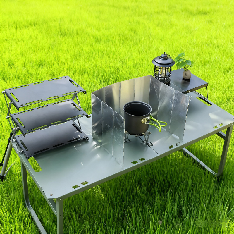 Kültéri hidraulikus összecsukható kempingasztal szélvédővel és tűzhely-támasszal, hordozható; anyagok: alumíniumötvözet, vas, szénacél