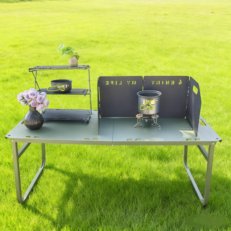 Kültéri hidraulikus összecsukható kempingasztal szélvédővel és tűzhely-támasszal, hordozható; anyagok: alumíniumötvözet, vas, szénacél