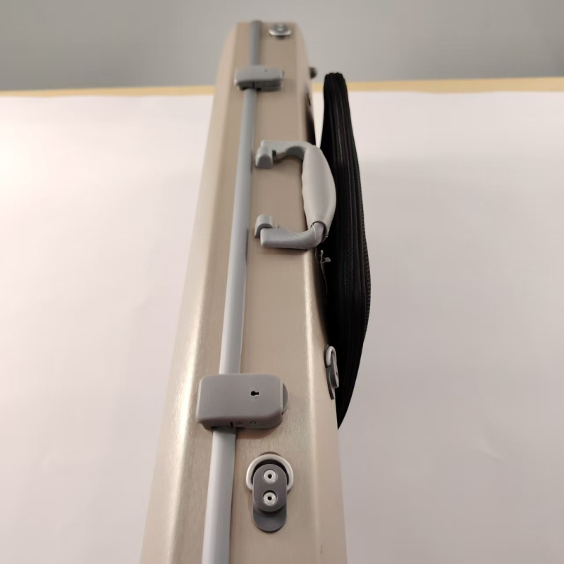 Hegedűtok görbült vállpánttal (külső: valódi bőr; belső: szintetikus bőr; légáteresztő, antibakteriális)