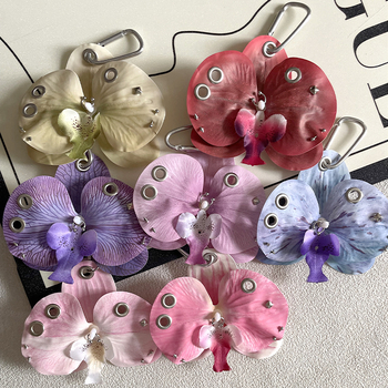 Breloc cu orchidă Phalaenopsis și motiv crin – lucrat manual, materiale mixte, primăvara 2025, design original, model cu flori