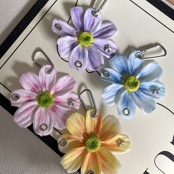 Breloc cu orchidă Phalaenopsis și motiv crin – lucrat manual, materiale mixte, primăvara 2025, design original, model cu flori