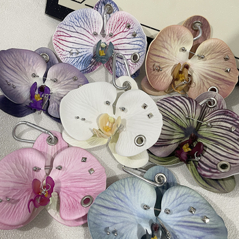Breloc cu orchidă Phalaenopsis și motiv crin – lucrat manual, materiale mixte, primăvara 2025, design original, model cu flori