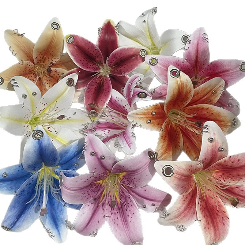 Breloc cu orchidă Phalaenopsis și motiv crin – lucrat manual, materiale mixte, primăvara 2025, design original, model cu flori