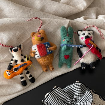 Pandantiv pentru chei – jucării animale din lână felțuită, lucrate manual (căţel și iepuraș) pentru agățat în mașină