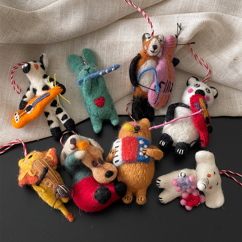 Pandantiv pentru chei – jucării animale din lână felțuită, lucrate manual (căţel și iepuraș) pentru agățat în mașină
