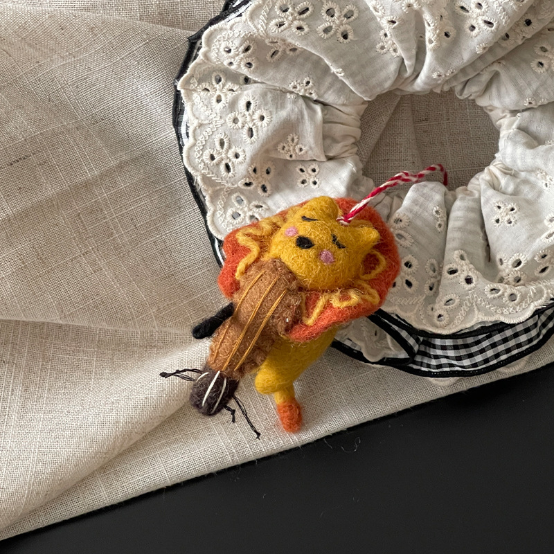 Pandantiv pentru chei – jucării animale din lână felțuită, lucrate manual (căţel și iepuraș) pentru agățat în mașină